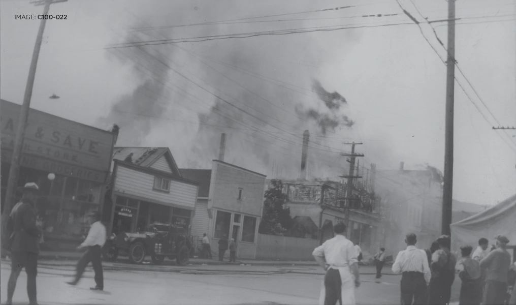 Through ups and down and many owners, Cumberland’s King George Hotel has been a community fixture Black and white photo of smoke rising over Cumberland, BC during the 1933 fire, with bystanders watching from the street