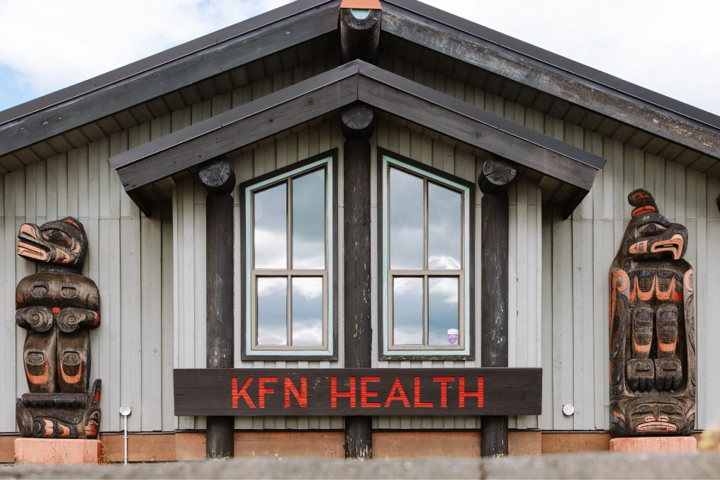 Bridging gaps with community paramedicine Two carved figures flank the windows of the KFN Health building at K'ómoks First Nation
